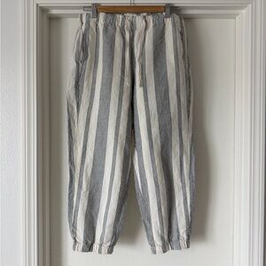 Eddie Bauer White and Navy Striped Cropped Pants